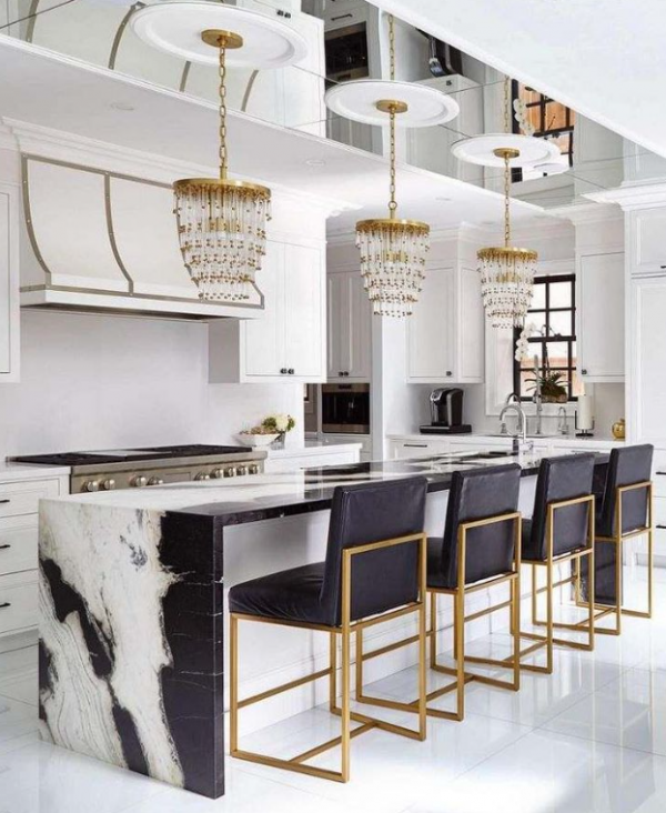 Desain dapur dengan langit-langit yang dihiasi stuk pahatan artistik